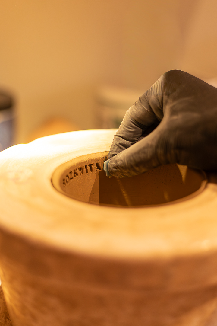 Odciskanie literek w glinie