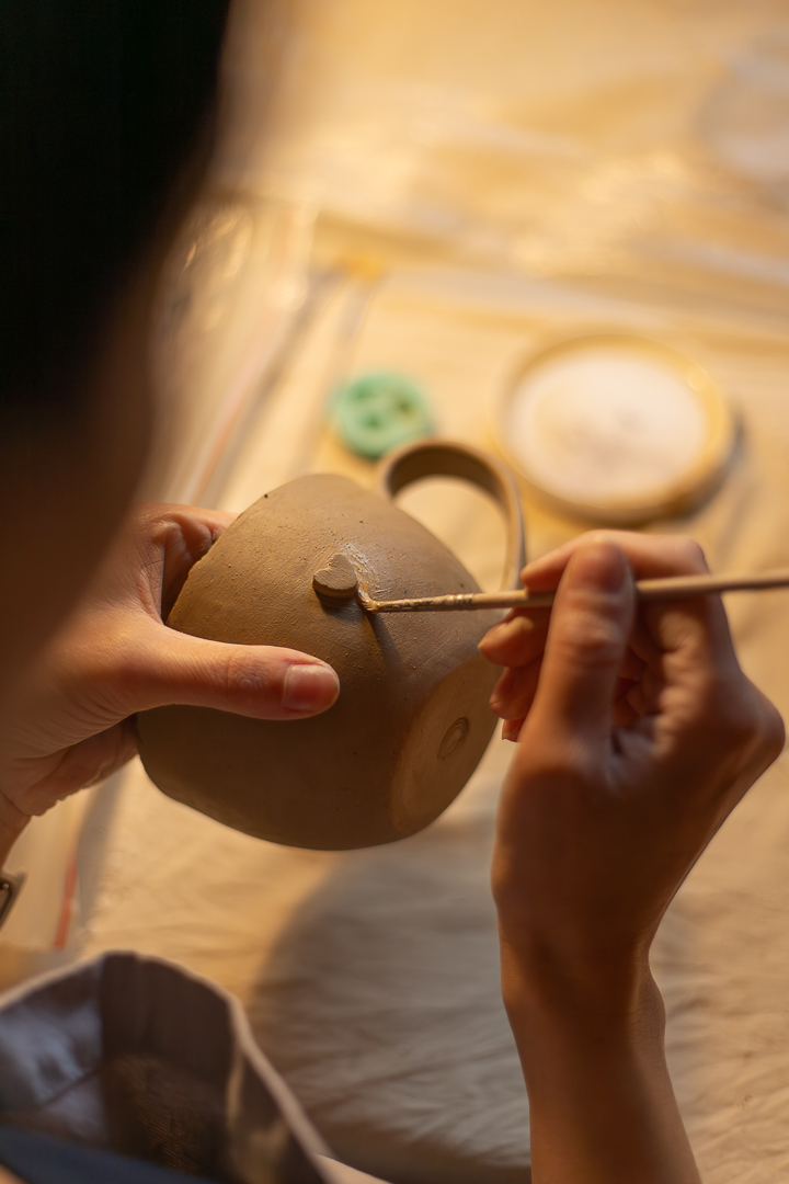 Doklejanie serduszka z gliny