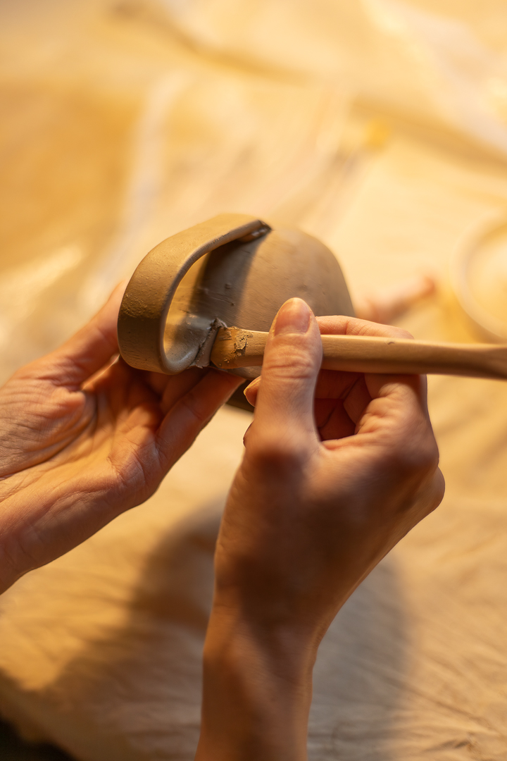 Jak powstaje ceramika handmade? Proces tworzenia naczyń krok po kroku